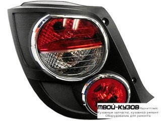 ФОНАРЬ ЗАДНИЙ ВНЕШНИЙ ЛЕВАЯ СТОРОНА С ХРОМ ОБОД. (ХЭТЧБЭК) (DEPO) для Chevrolet AVEO T300 (2011-)