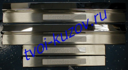 W210 (НАКЛАДКА НА ВНУТР ПОРОГ ДВЕРИ) лев. и прав. (КОМПЛЕКТ) (4 шт) с ПОДСВЕТ СИНИЙ